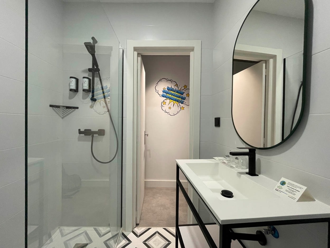 Modernes Badezimmer mit Dusche und Waschbecken im Casual Pop Art Benidorm Hotel.