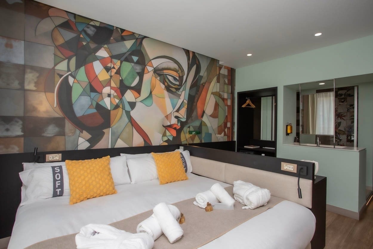 Modernes Hotelzimmer mit Kunstwand im Casual Kubic Athens – Smart Hotel im Zentrum von Athen