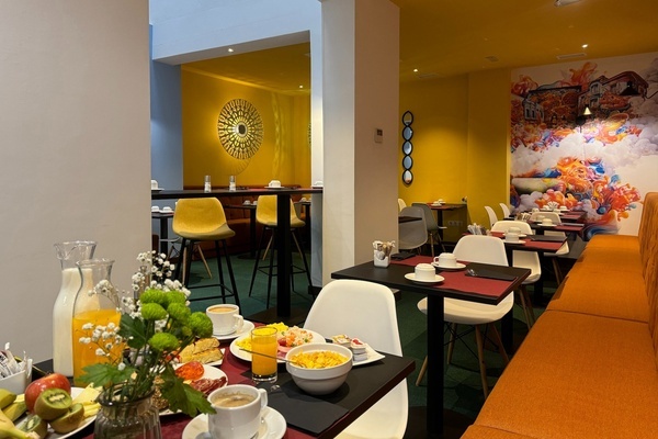 uma sala de jantar com muitas mesas e cadeiras