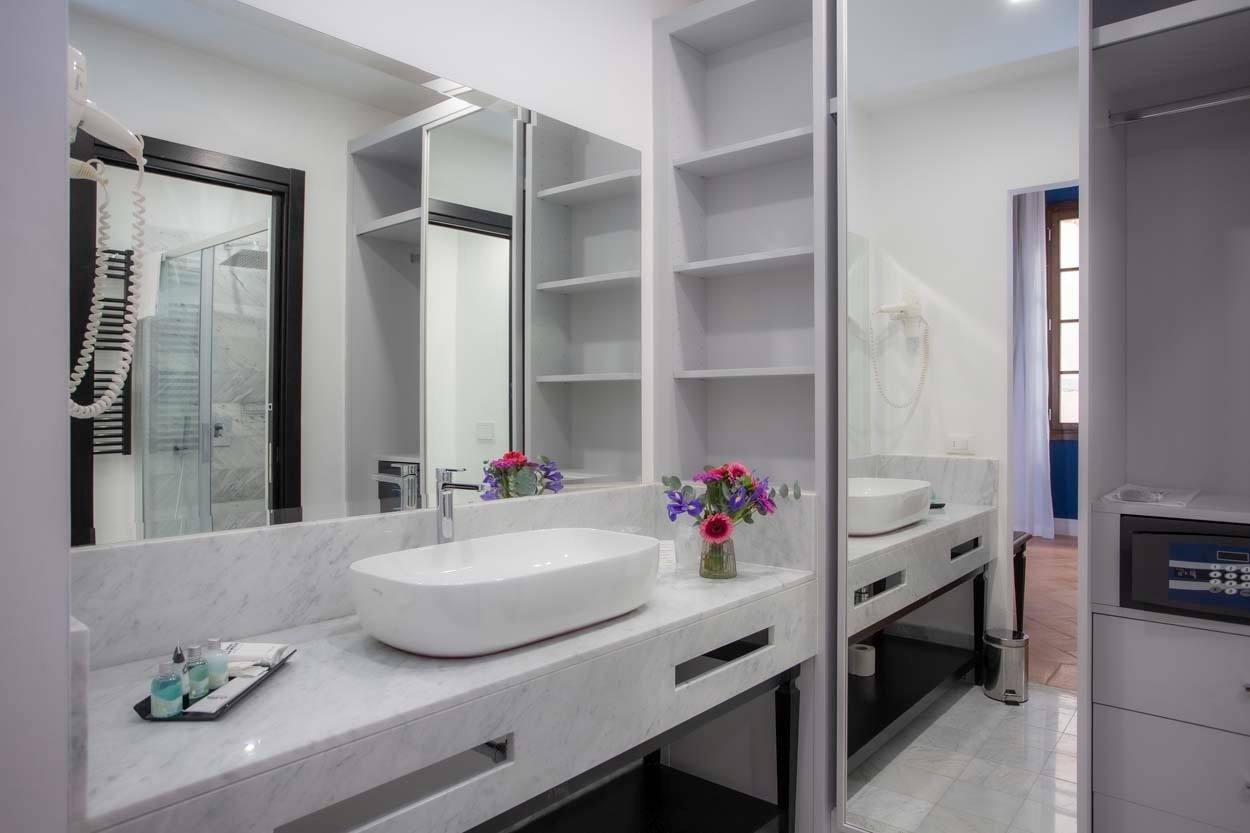 Modernes Badezimmer mit Doppelwaschbecken und luxuriöser Marmoroberfläche im Casual Rinascimento Firenze.