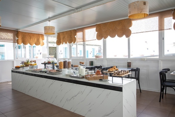 une salle à manger avec un comptoir rempli de nourriture