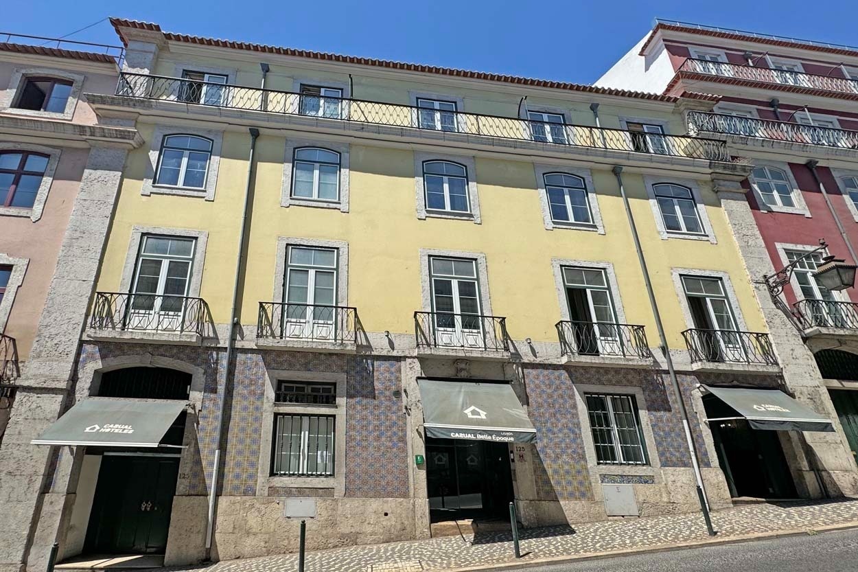 Casual Belle Époque: Boutique-Hotel im Zentrum von Lissabon, Casual Hoteles, gelbes Gebäude mit Balkonen.