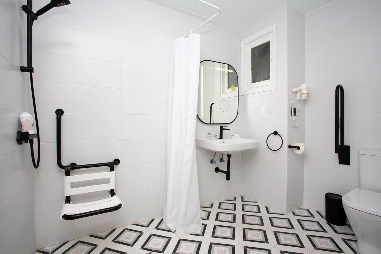 Barrierefreies Bad im Casual Pop Art Benidorm, Hotel im Pop-Art-Stil in Benidorm | Casual Hoteles