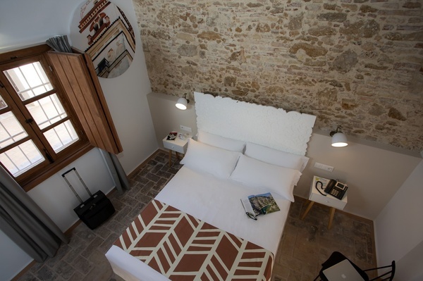 an aerial view of a hotel room with a bed