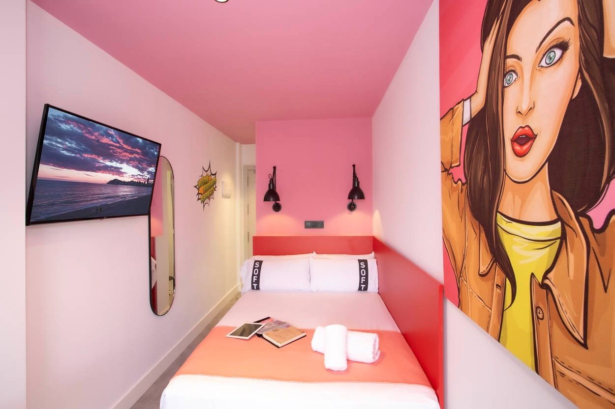 Casual Pop Art Benidorm: stilvolles Zimmer mit Kunstwerk in Benidorm | Casual Hoteles