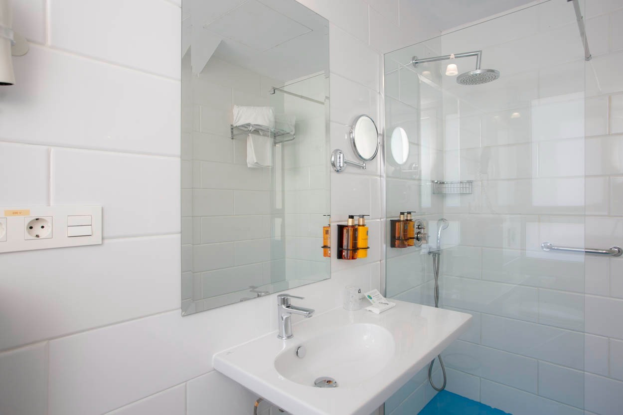 Modernes Badezimmer mit Dusche und Waschbecken im Casual del Mar Málaga – Ihr Hotel in Strandnähe.