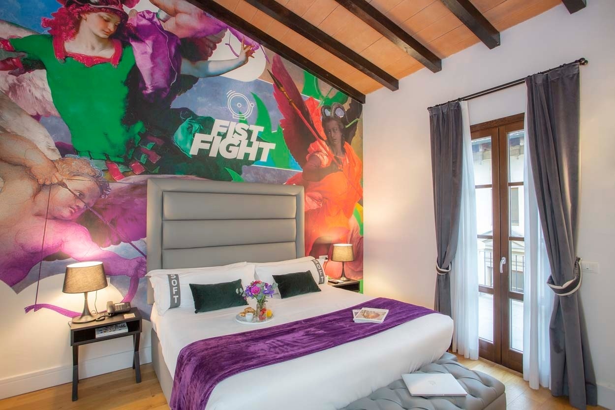 Moderne Suite im Casual Rinascimento Firenze mit Wandgemälde.