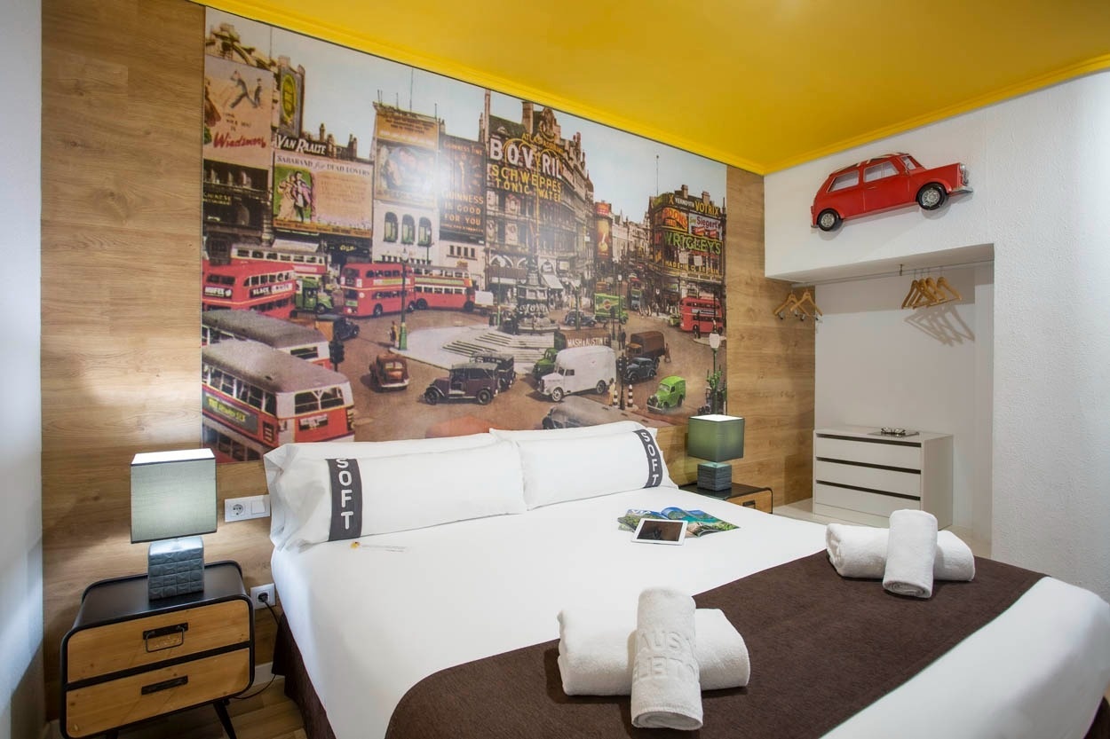 Habitación temática Londres en Casual Vintage Valencia con cama confortable.