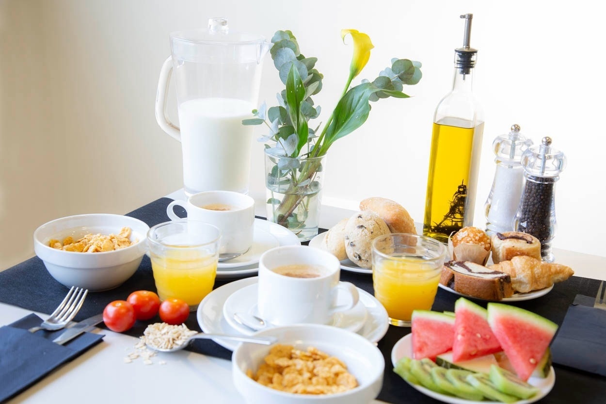 Ein üppiges Frühstücksbuffet im Casual del Mar Málaga: Cerealien, Obst, Gebäck und Kaffee. Perfekt für Ihren Urlaub in Málaga.
