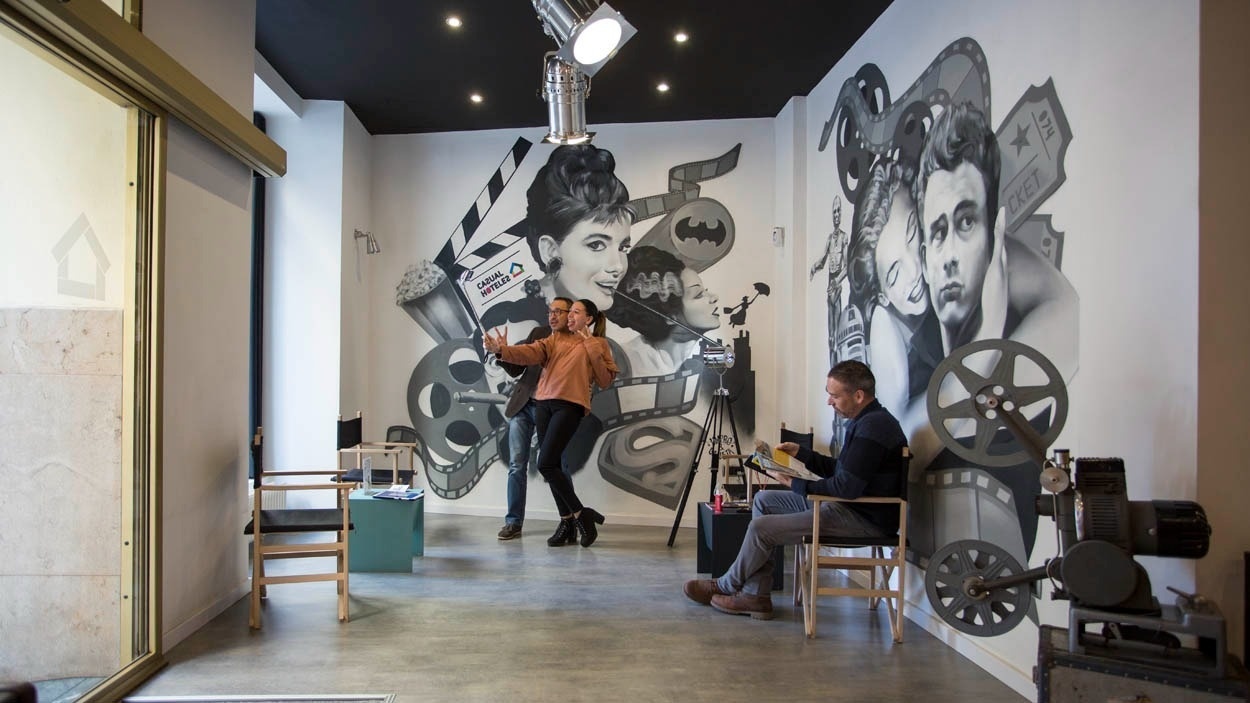 Casual del Cine Valencia: Film-Themenzimmer mit Audrey Hepburn & James Dean Kunst im Casual Hoteles.
