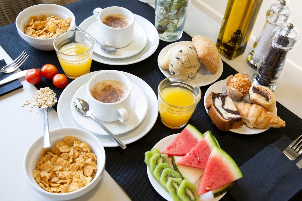 Vielfältiges Frühstücksbuffet im Casual del Mar Málaga: frisches Obst, Gebäck, Müsli und Kaffee.