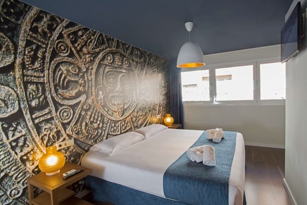 una habitación con una cama y un calendario en la pared