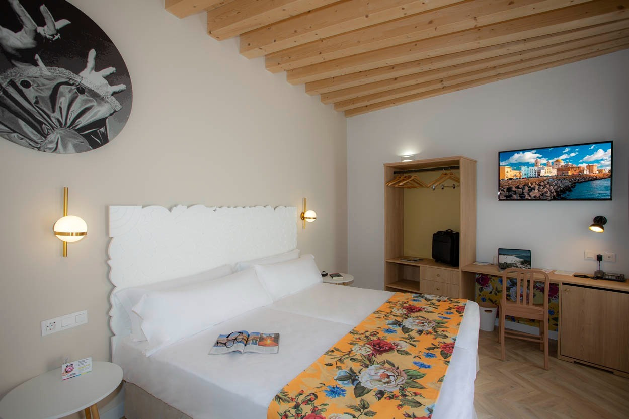 Modernes Hotelzimmer im Casual con Duende Cádiz, mit Bett, TV und Stadtblick.
