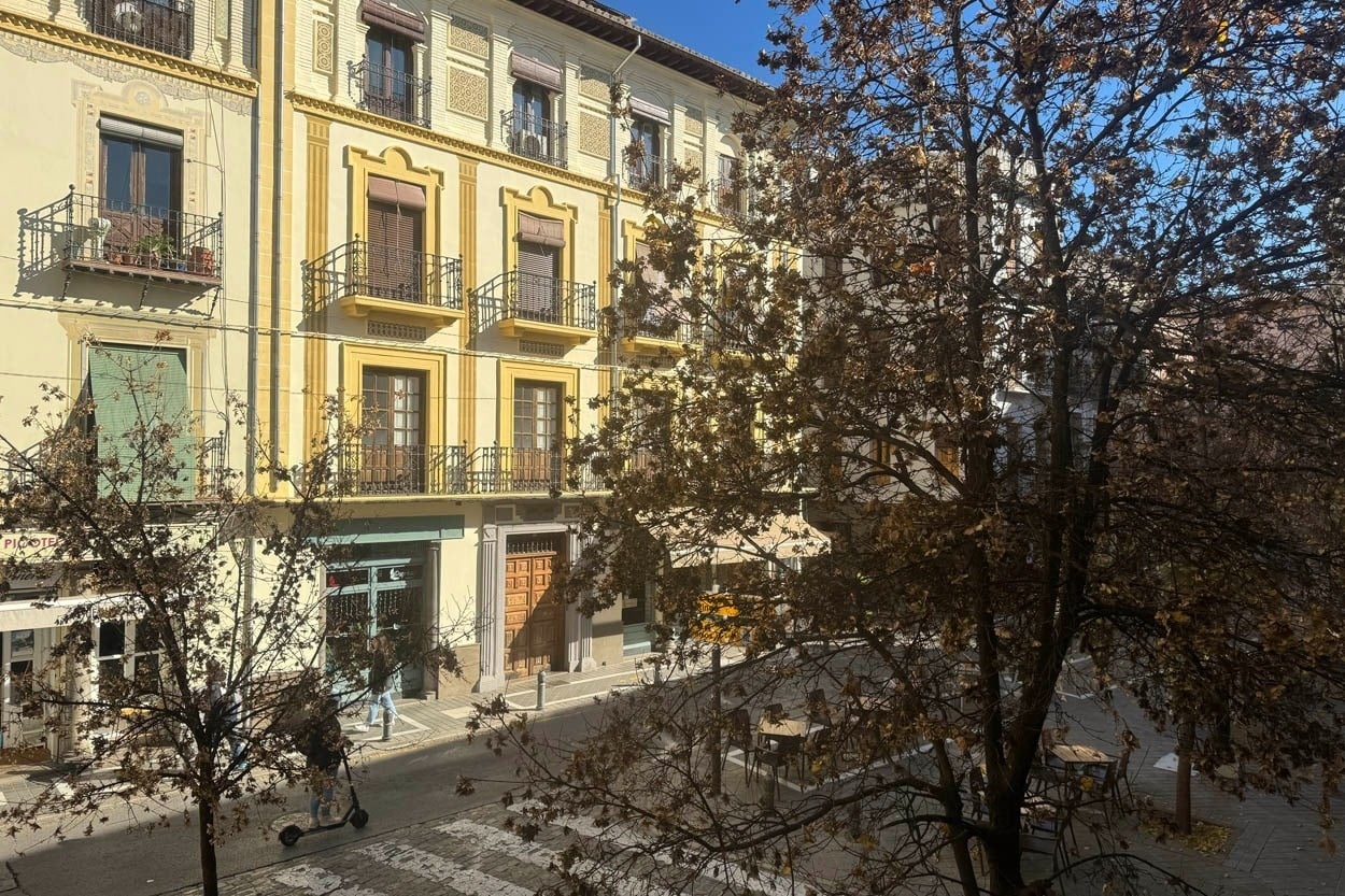 Fachada de Casual Ilbira Granada: Hotel boutique céntrico con balcones y árboles.