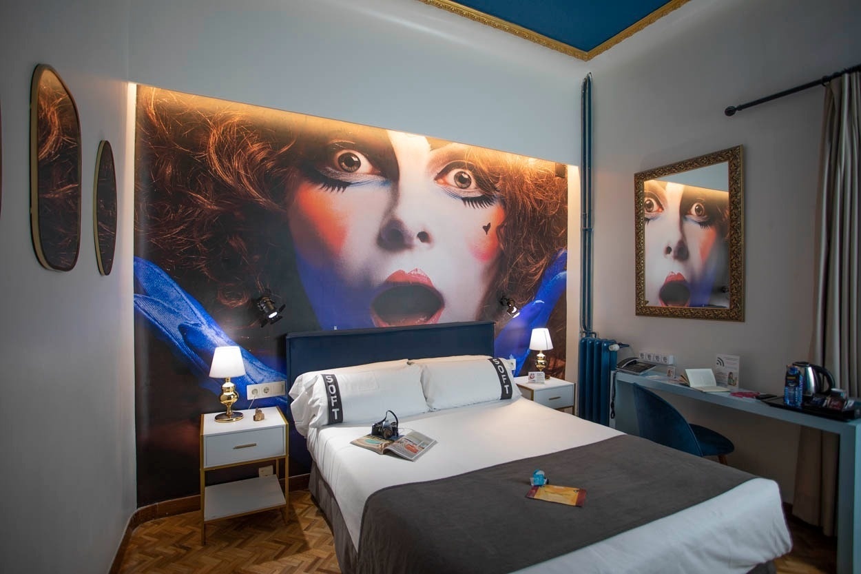 Kreatives Zimmer im Casual del Teatro Madrid: Boutque-Hotel nahe Gran Vía mit surrealer Wandmalerei.