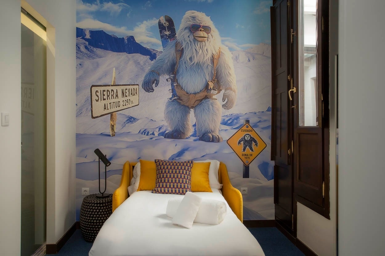 Casual Ilbira Granada: cama con mural de yeti divertido y montañana.