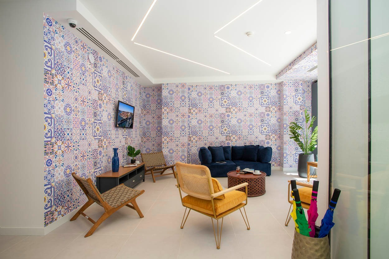Lounge area Casual Raízes Porto - Boutique hotel vicino a Santa Catarina, con mobili colorati e carta da parati a motivi geometrici.