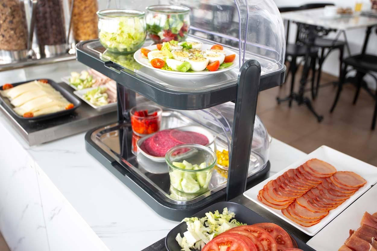 Vielfalt am Frühstücksbuffet im Casual de las Letras Sevilla Hotel: Frisches Obst, Rührei, Aufschnitt.