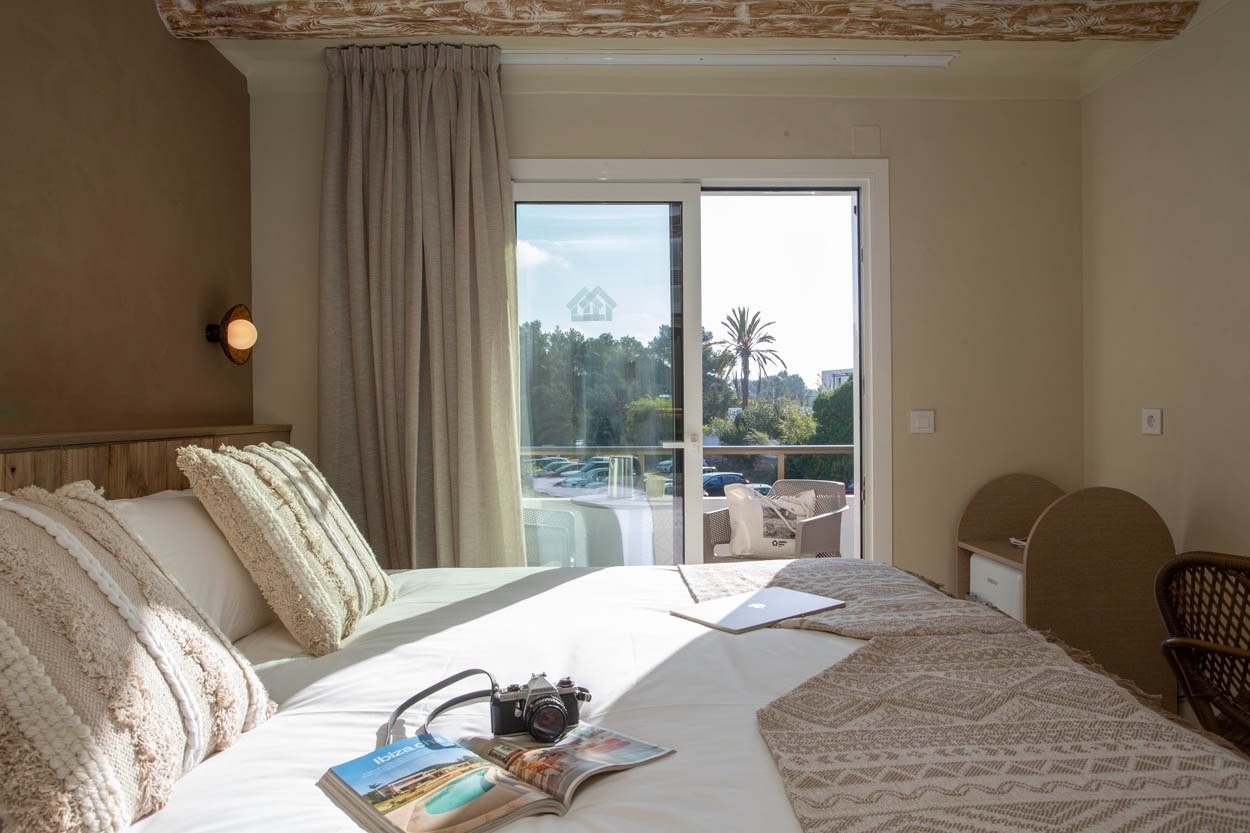 Chambre lumineuse et aérée avec vue sur la piscine, lit confortable et balcon privé, Casual Bahía Ibiza - Hôtel près de la plage à Ibiza