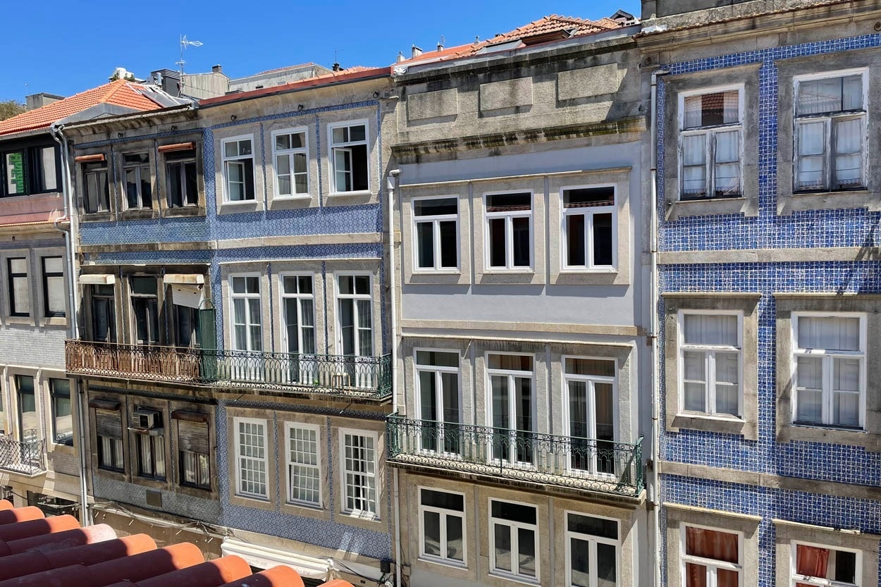 Facciata di boutique hotel a Porto con azulejos blu, vicino a Santa Catarina - Casual Raízes Porto