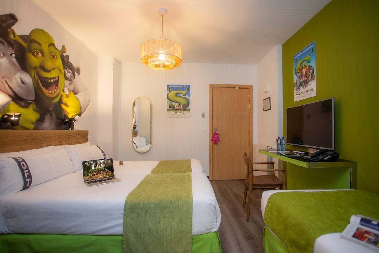 Themenzimmer im Casual del Cine Valencia: Doppelbett, Shrek-Dekor und Schreibtisch.
