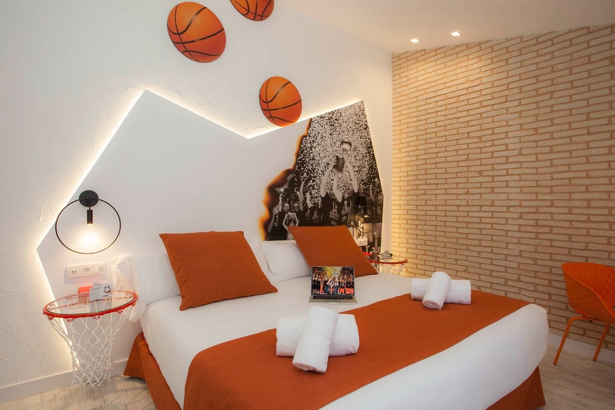 Habitación temática de baloncesto en Casual Socarrat Valencia. ¡Perfecta para fans!