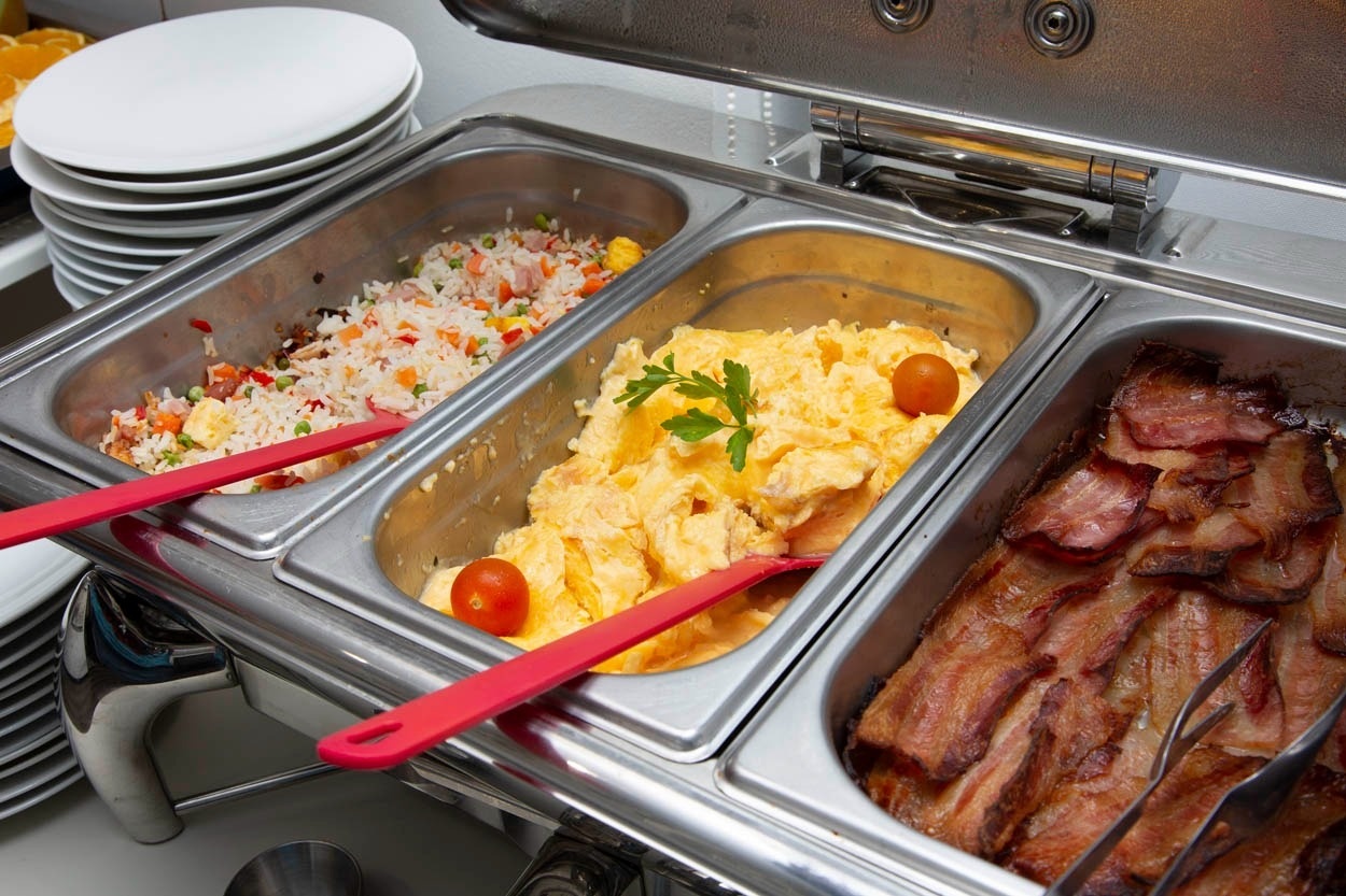 Frühstücksbuffet im Casual del Teatro Madrid: Rührei, Reis & Speck. Nahe Gran Vía.