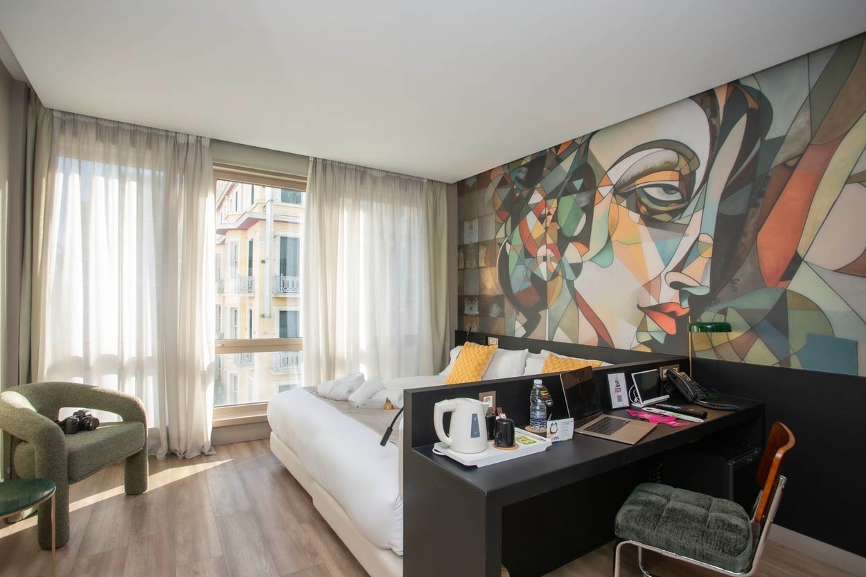 Stylisches Hotelzimmer mit Kunst-Wandgemälde im Casual Kubic Athens - Smart Hotel im Zentrum von Athen | Casual Hoteles