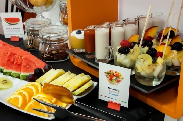 un buffet de frutas con un signo que dice macedonia