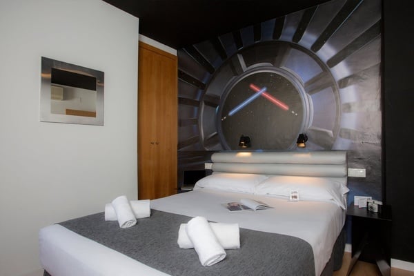 una habitación con una cama y un reloj en la pared