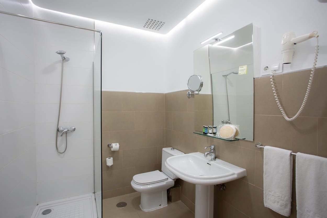 Modernes Badezimmer mit Dusche im Casual del Teatro Madrid - Boutique-Hotel nahe der Gran Vía | Casual Hoteles