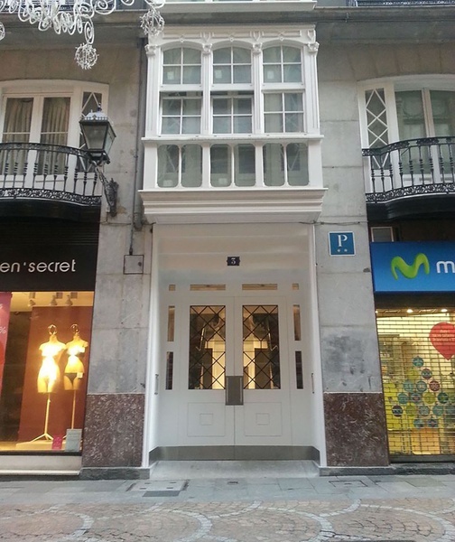 a store front with a sign that says en secret