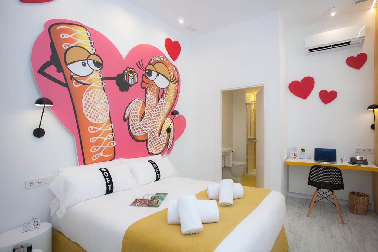 Habitación temática con mural de dibujos animados y corazón. Casual Socarrat Valencia.