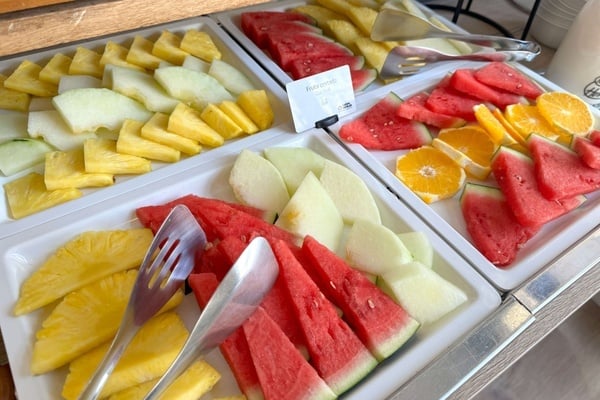 un buffet de frutas con sandía piña y naranjas