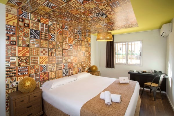 una habitación de hotel con una cama y un escritorio