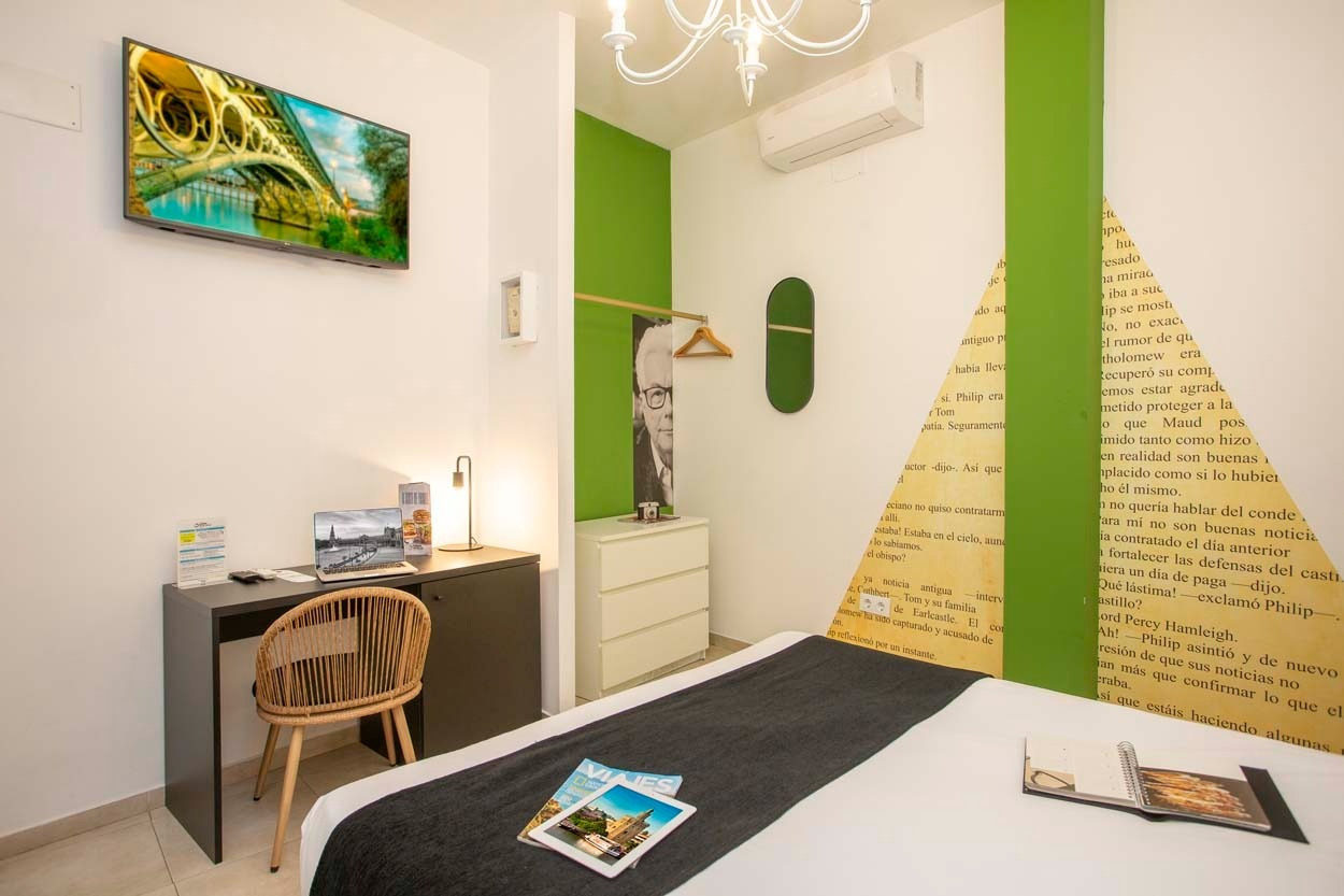 Zimmer im Casual de las Letras Sevilla: Modern mit Bücherdekor. Gemütliches Hotel.
