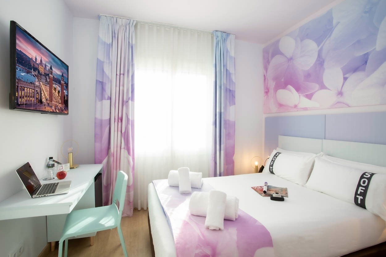 Casual Colours Barcelona - Hotel met casual kleuren, modern meubilair en een stedelijk uitzicht. Perfect voor een ontspannen verblijf.