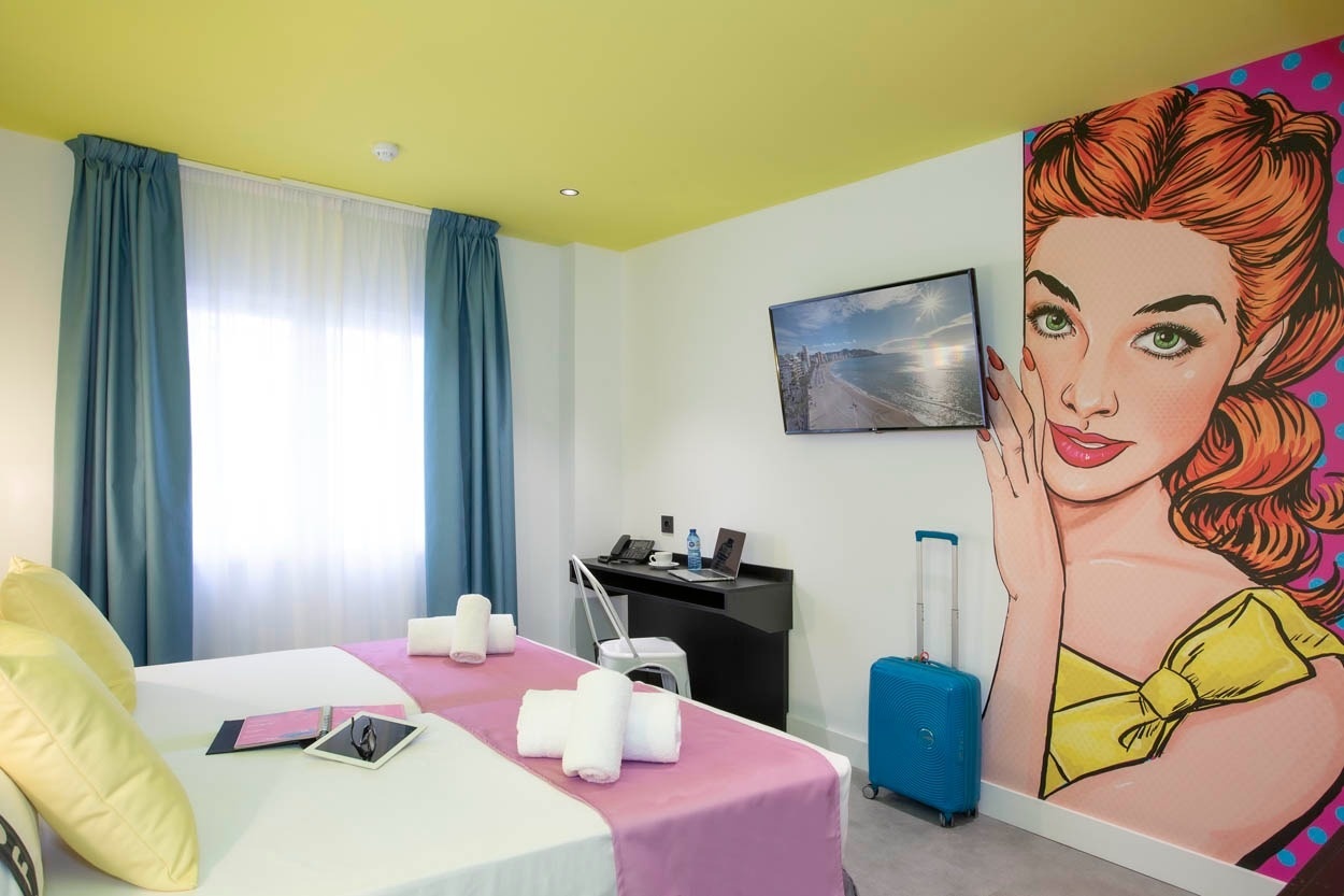 Charmantes Zimmer im Casual Pop Art Benidorm – Hotel mit Pop-Art-Motiven, modern und stilvoll.