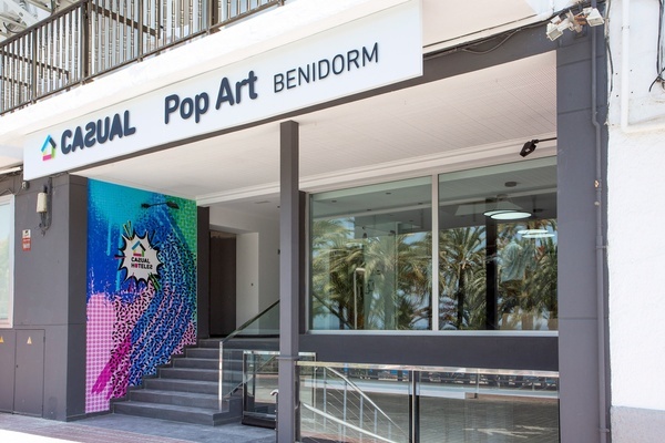 un edificio con un cartel que dice casual pop art benidorm
