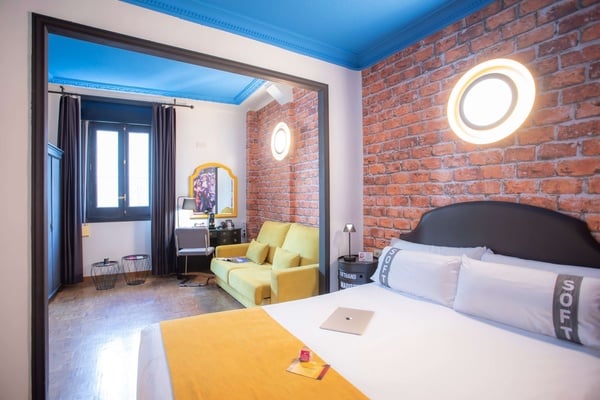 een hotelkamer met een bed en een bank met een kussen dat zegt ' soul '