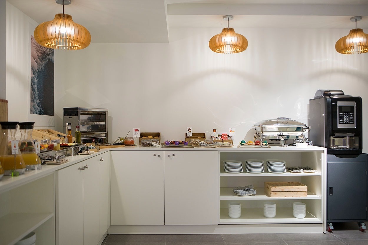 Frühstücksbuffet im Casual de las Olas San Sebastián mit Kaffeeautomat und warmen Speisen
