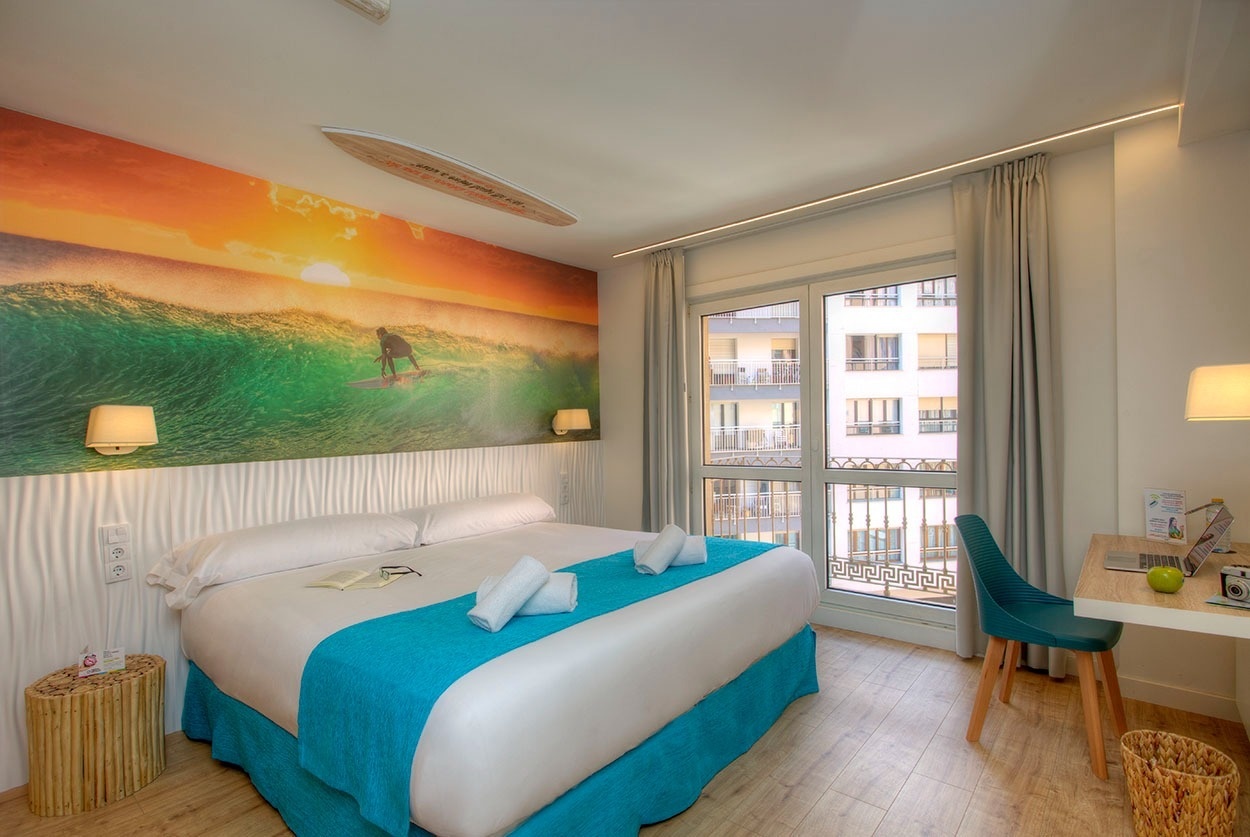 Casual de las Olas San Sebastián: Themenzimmer mit Surfmotiv, Doppelbett & Schreibtisch. Tolle Aussicht.