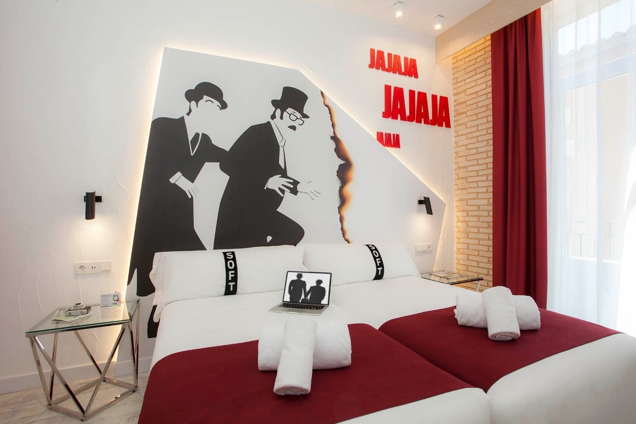 Habitación temática con mural de arte pop y camas gemelas en Casual Socarrat Valencia. ¡Un hotel con estilo!