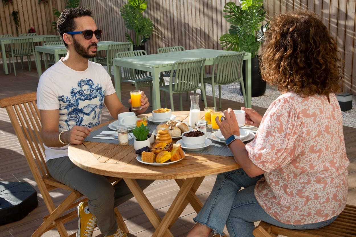 Colazione all'aperto al Casual Raízes Porto, hotel boutique vicino Santa Catarina. Goditi un pasto rilassato.