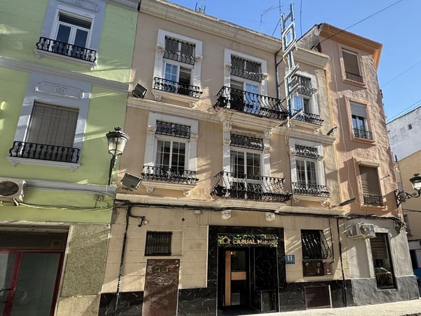 un edificio colorido con la palabra casual music en la entrada