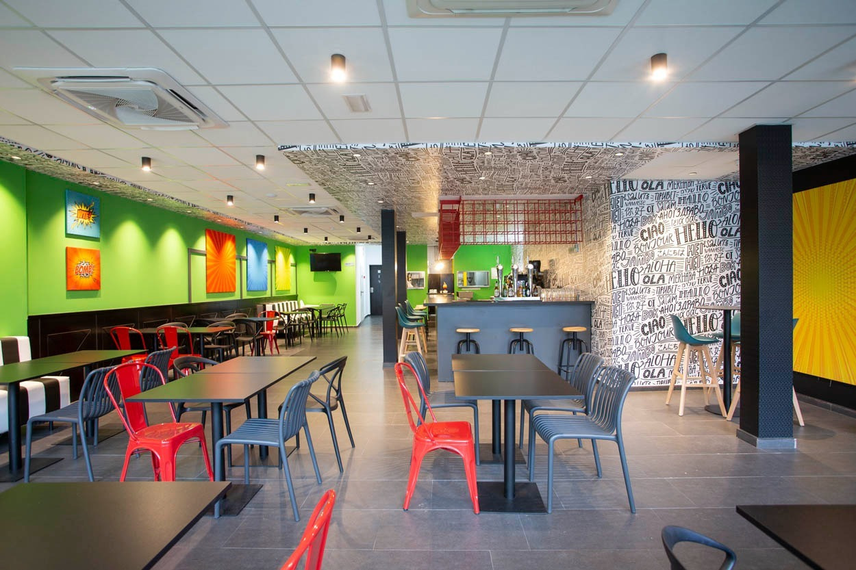 Casual Pop Art Benidorm: Ein lebhaftes Hotel im Pop-Art-Stil mit modernen Sitzbereichen.