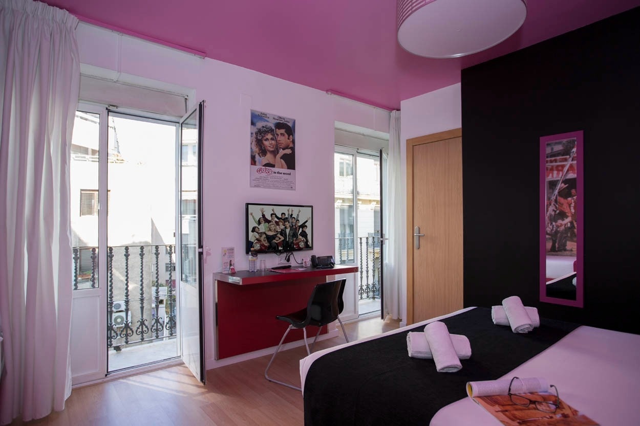 Kühles Zimmer im Casual del Cine Valencia - Themenhotel in Valencia mit Fernseher und Balkon.