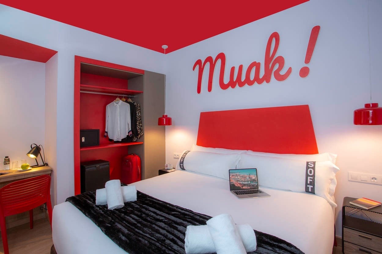 Stijlvolle kamer met rood accent. Bekijk Casual Colours Barcelona – Hotel dichtbij Sants.