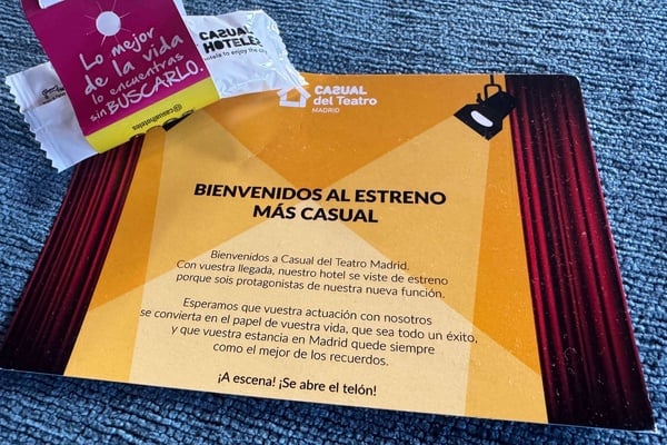 een kaartje met de tekst bienvenidos al estreno mas casual