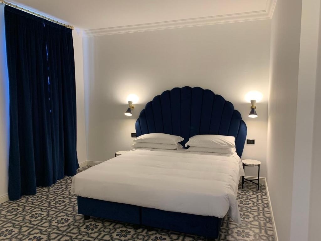 une chambre avec un lit bleu et une tête de lit bleue